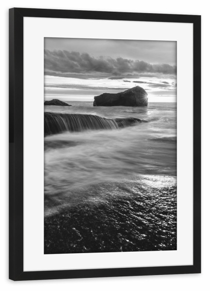 Poster mit Rahmen schwarz "Midnight's Sun B&W" artboxONE - Natur,Schwarzweiß - Lofoten,Norwegen,Mitternachtssonne