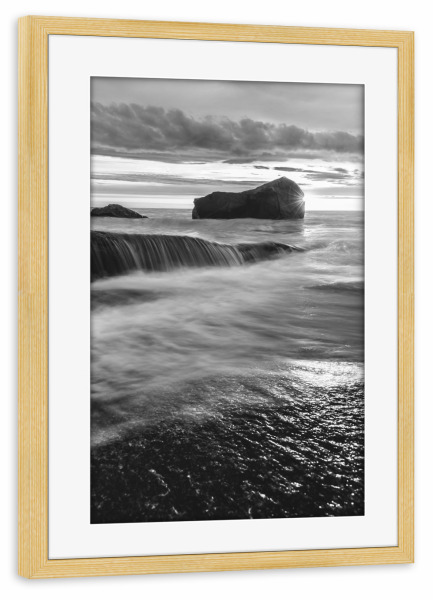 Poster mit Rahmen kiefer "Midnight's Sun B&W" artboxONE - Natur,Schwarzweiß - Lofoten,Norwegen,Mitternachtssonne