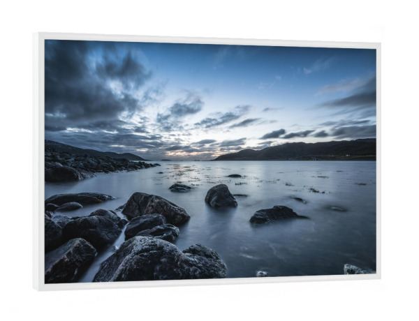 Poster mit weißem Rahmen "Nordic gloom" artboxONE - Natur - Norwegen,Skandinavien,Nachtstimmung,Natur