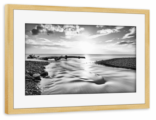 Poster mit Rahmen kiefer "Flußmündung am Meer schwarzweiß" artboxONE - Natur,Reise,Schwarzweiß,Reise / Strand und Meer