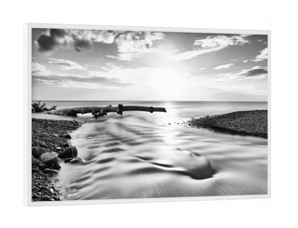 Poster mit weißem Rahmen "Flußmündung am Meer schwarzweiß" artboxONE - Natur,Reise,Schwarzweiß,Reise / Strand und Meer