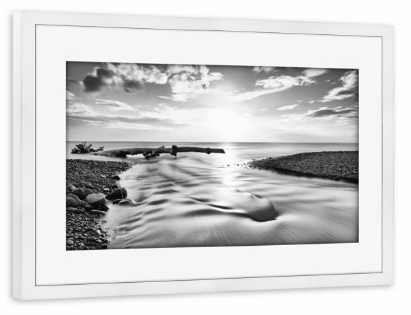 Poster mit Rahmen weiß "Flußmündung am Meer schwarzweiß" artboxONE - Natur,Reise,Schwarzweiß,Reise / Strand und Meer