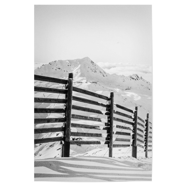 Poster "Going down hill" artboxONE - Natur,Reise,Schwarzweiß - Mountain,Snow,Clouds,Landscape,Sky,Mountains,Mountain edge,Travel,Ski,Path,Fence