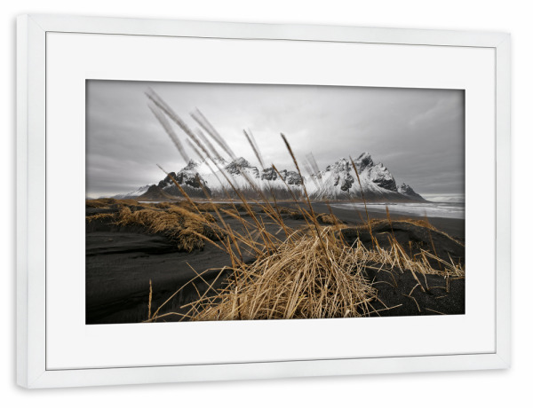 Poster mit Rahmen weiß "Bergkette hinter schwarzen Dünen" artboxONE - Natur,Reise,Reise / Länder