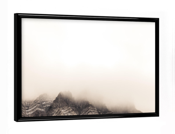 Poster mit schwarzem Rahmen "Into the clouds" artboxONE - Natur - Spitzbergen,Berge,Berge im nebel,Mountains,Nature