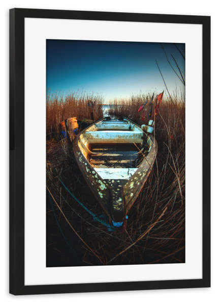 Poster mit Rahmen schwarz "Boot im Schilf" artboxONE - Natur,Reise / Strand und Meer - Boot,See,Schilf,Angeln,Freizeit,Maritim,Schiff,Ufer