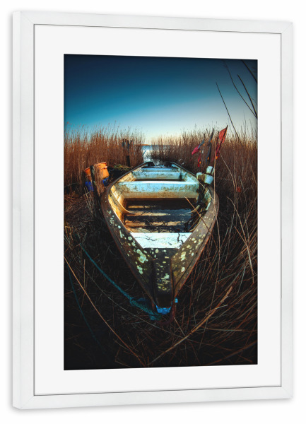 Poster mit Rahmen weiß "Boot im Schilf" artboxONE - Natur,Reise / Strand und Meer - Boot,See,Schilf,Angeln,Freizeit,Maritim,Schiff,Ufer