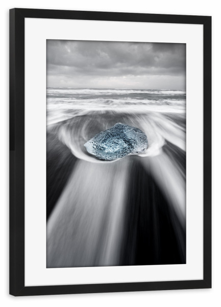 Poster mit Rahmen schwarz "Island - Eisblock in der Brandung" artboxONE - Natur,Reise,Schwarzweiß