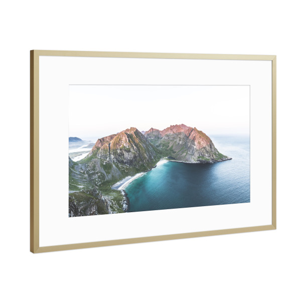 Poster mit Rahmen Gold "Hidden Beaches" artboxONE - Reise / Strand und Meer - Lofoten,Strand,Norwegen