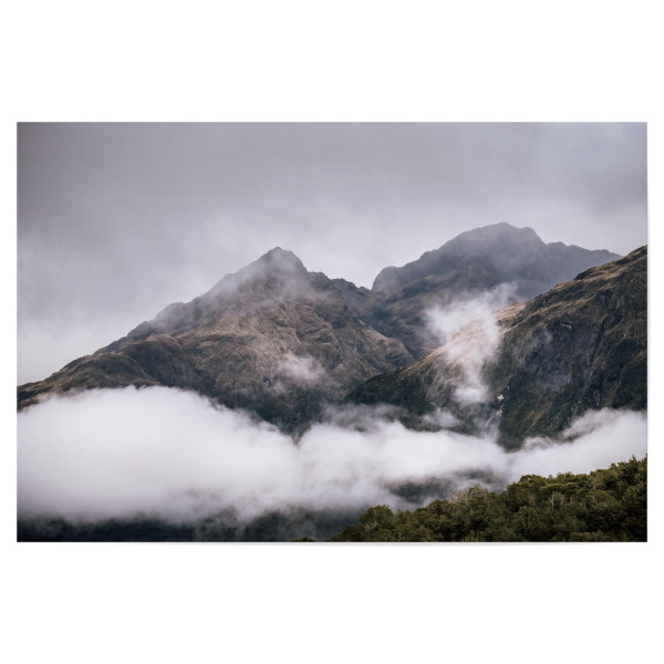 Poster "Fiordlands" artboxONE - Natur,Reise - Berge,Nebel,Mystisch,Stimmung,Wolken,Gebirge,Neuseeland,Natur,Landschaft,Reise,Wald,Wanderlust