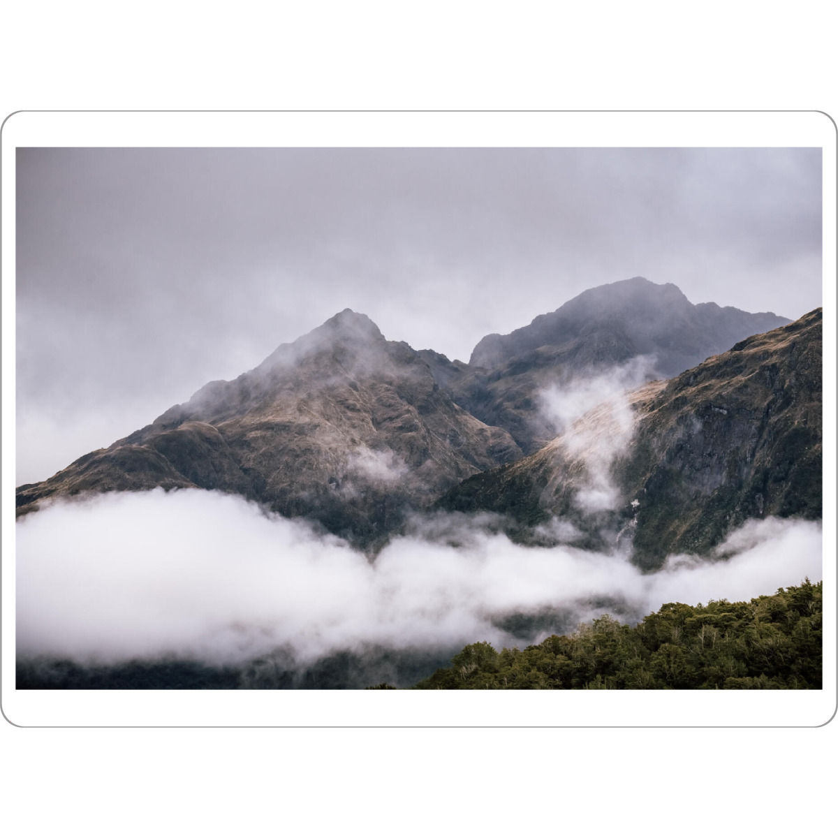 Tischset "Fiordlands" artboxONE - Natur,Reise - Berge,Nebel,Mystisch,Stimmung,Wolken,Gebirge,Neuseeland,Natur,Landschaft,Reise,Wald,Wanderlust