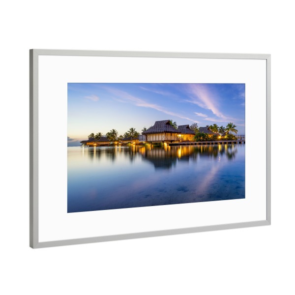 Poster mit Rahmen Silber "Luxusresort auf Bora Bora" artboxONE - Reise,Reise / Strand und Meer