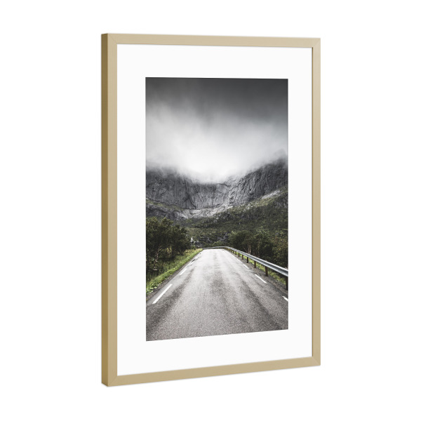 Poster mit Rahmen Gold "Rainy road" artboxONE - Reise - Nusfjord,Lofoten,Straße,Norwegen,Wolken,Berge,Natur,Bäume,Rainy