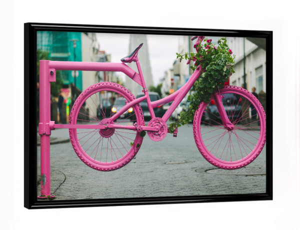 Poster mit schwarzem Rahmen "Fahrrad Blumenbeet" artboxONE - Städte,Floral - Bike,Fahrrad,Rosa,Blumen,Verziert,Stadt,Blumenbeet,Stadt kunst