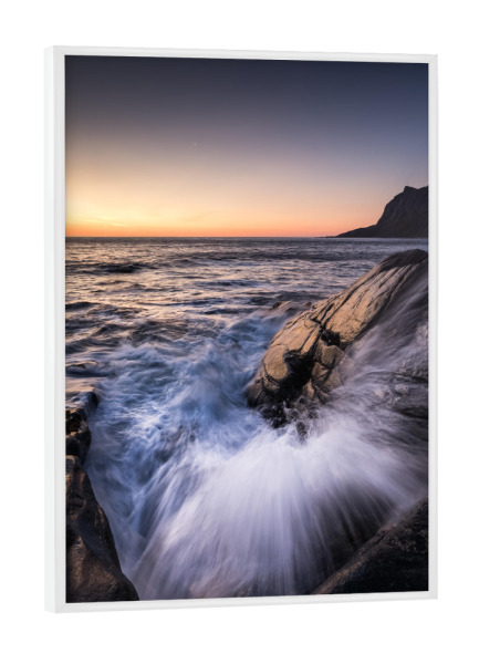 Poster mit weißem Rahmen "Atlantic wave" artboxONE - Natur - Lofoten,Norwegen,Welle,Meer,Wasser,Berge,Sonne