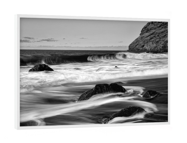 Poster mit weißem Rahmen "Schwarzer Vulkanstrand mit Steinen" artboxONE - Natur,Reise,Schwarzweiß,Reise / Strand und Meer