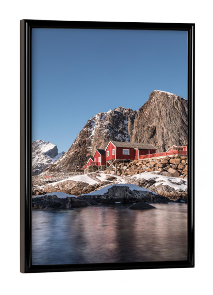 Poster mit schwarzem Rahmen "Fischerdorf" artboxONE - Natur - Lofoten,Hamnøya,Norwegen,Water,Meer,Berge,Häuser,Fischerdorf,Fischer,Dorf,Island