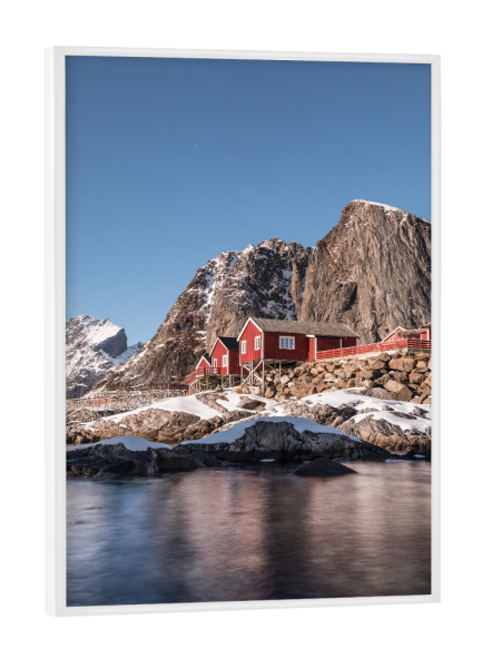 Poster mit weißem Rahmen "Fischerdorf" artboxONE - Natur - Lofoten,Hamnøya,Norwegen,Water,Meer,Berge,Häuser,Fischerdorf,Fischer,Dorf,Island