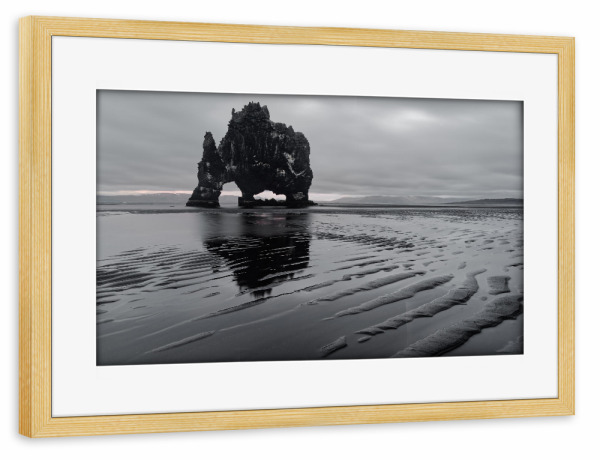 Poster mit Rahmen kiefer "Island - Felsformation Hvitserkur" artboxONE - Natur,Abstrakt,Schwarzweiß,Reise / Strand und Meer