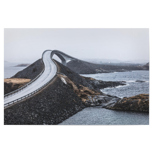 Poster 30x20 cm "Atlantic Ocean Road" artboxONE - Reise - Norwegen,Brücke,Küstenstraße,Straße,Berge,Wasser,More og romsdal