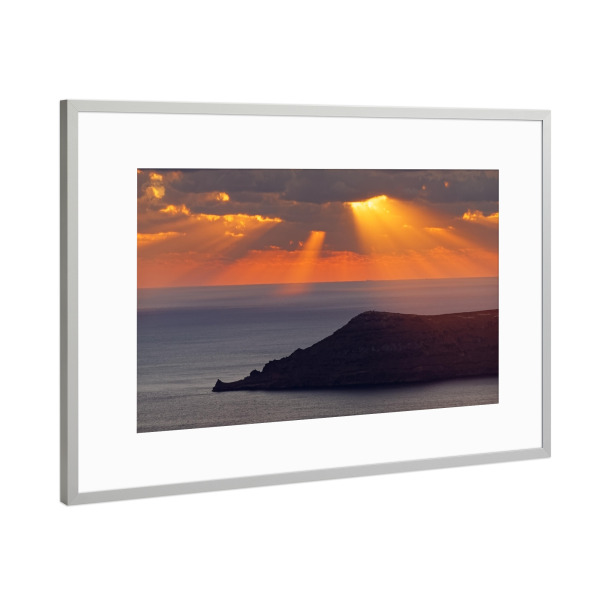 Poster mit Rahmen Silber "Sonnenstrahlen und Inselsilhouette" artboxONE - Natur,Reise / Strand und Meer,Reise / Länder