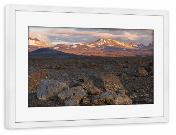 Poster mit Rahmen weiß "Island - Bergkette im Abendlicht" artboxONE - Natur,Reise,Reise / Länder