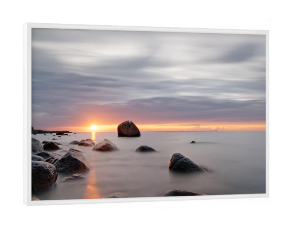 Poster mit weißem Rahmen "Sonnenstrahl am Steinstrand" artboxONE - Natur
