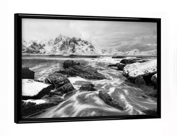 Poster mit schwarzem Rahmen "Winterlandschaft mit Brandung" artboxONE - Natur,Schwarzweiß,Reise / Strand und Meer,Reise / Länder