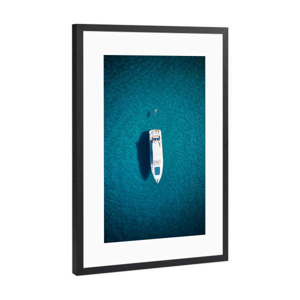 Poster mit Rahmen Schwarz (Metallic) "Topdown Boat" artboxONE - Reise / Strand und Meer