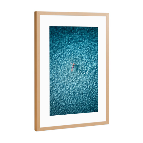 Poster mit Rahmen Kupfer "Girl in the water" artboxONE - Reise / Strand und Meer
