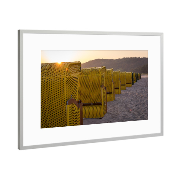 Poster mit Rahmen Silber "Strandkörbe im Sonnenaufgang" artboxONE - Reise / Strand und Meer