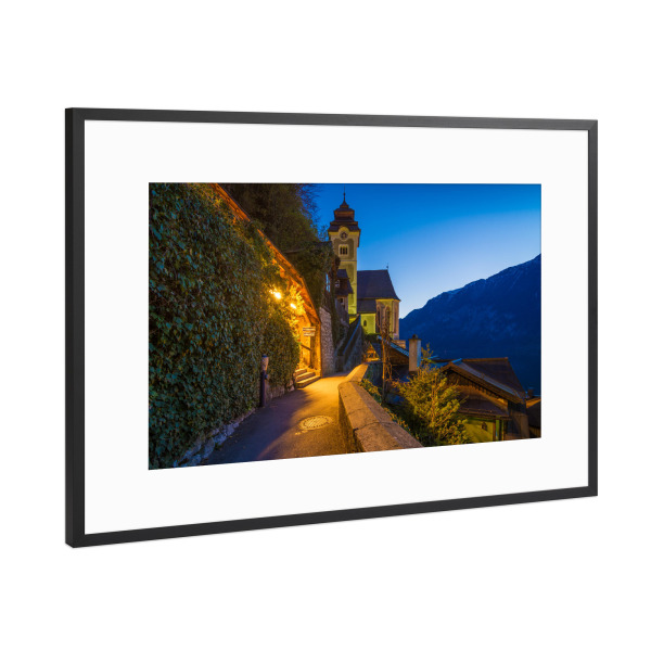 Poster mit Rahmen Schwarz (Metallic) "Pfarrkirche in Hallstatt" artboxONE - Städte,Reise