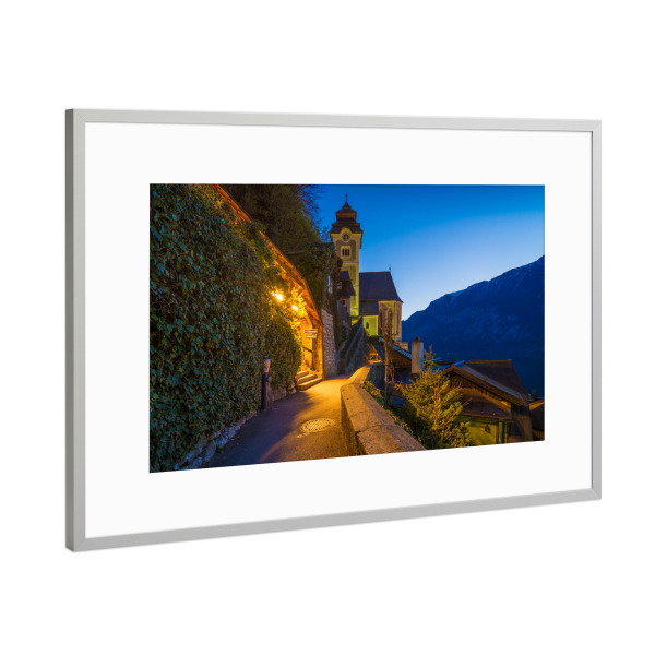 Poster mit Rahmen Silber "Pfarrkirche in Hallstatt" artboxONE - Städte,Reise