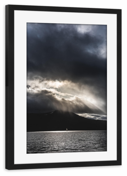 Poster mit Rahmen schwarz "Segelboot" artboxONE - Natur,Reise - Segelboot,Norwegen,Wolken,Boat,Norway,Sky,Sea,Water,Wasser,Berg,Mountain,Clouds