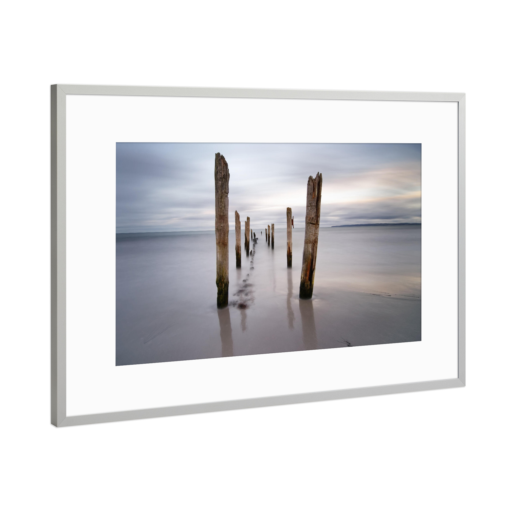 Poster mit Rahmen Silber "Holzstangen am Ostseestrand" artboxONE - Natur,Reise / Strand und Meer