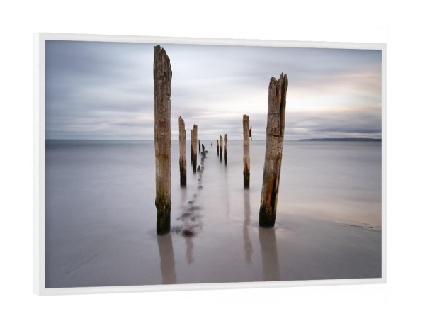 Poster mit weißem Rahmen "Holzstangen am Ostseestrand" artboxONE - Natur,Reise / Strand und Meer