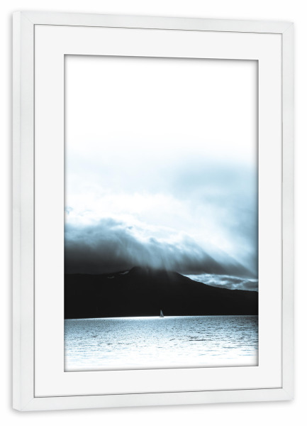 Poster mit Rahmen weiß "Sail away" artboxONE - Natur,Reise - Segelboot,Norwegen,Wetter,Norway,Boat,Weather,Sea,Water,Wasser,Sky,Stormy,Berg,Mountain