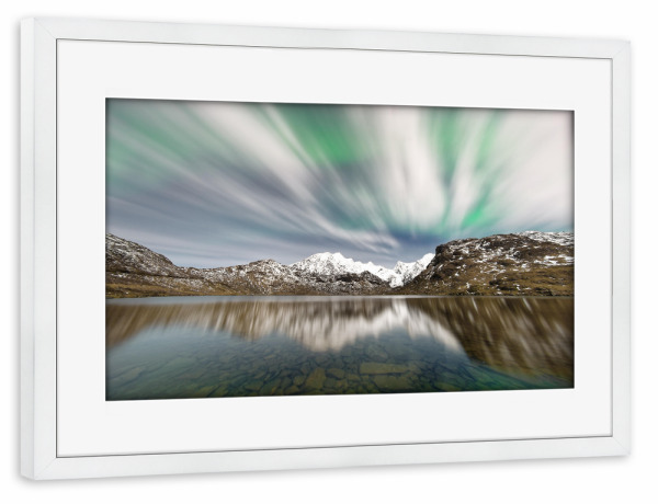 Poster mit Rahmen weiß "Polarlicht über einer Bergkette" artboxONE - Natur,Reise,Reise / Länder