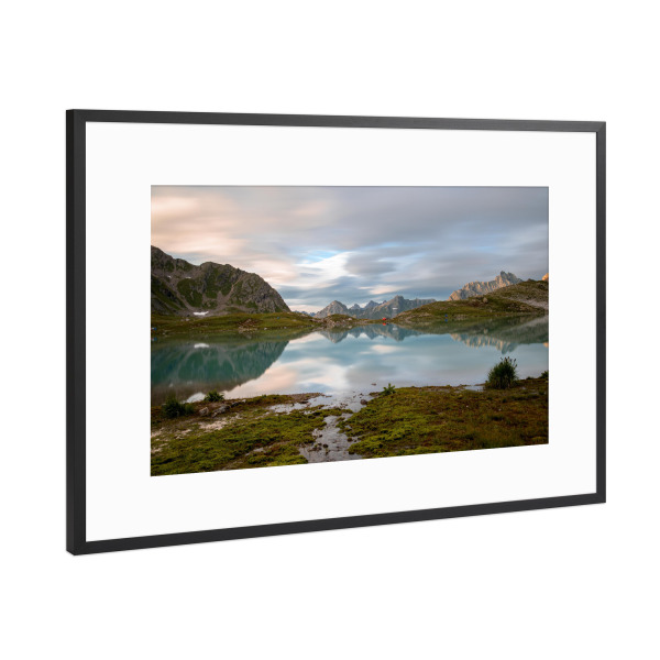 Poster mit Rahmen Schwarz (Metallic) "Mountain Mirror Lake" artboxONE - Natur