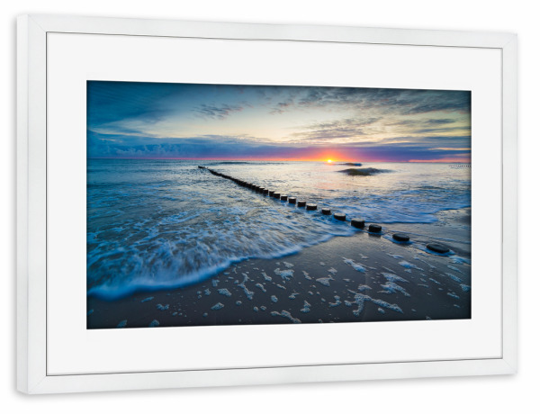 Poster mit Rahmen weiß "Sonnenaufgang am Ostsee Strand" artboxONE - Reise / Strand und Meer