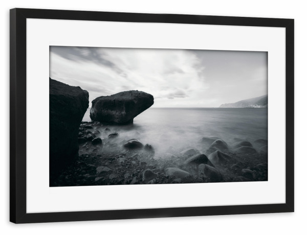 Poster mit Rahmen schwarz "Blackstones" artboxONE - Natur,Reise,Schwarzweiß,Reise / Strand und Meer