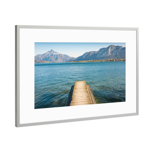 Poster mit Rahmen Silber "Steg am Mondsee" artboxONE - Natur,Reise - österreich,Berge,See,Alpensee,Austria,Mountain,Sea,Water,Alsp,Steg,Wellen,Waves