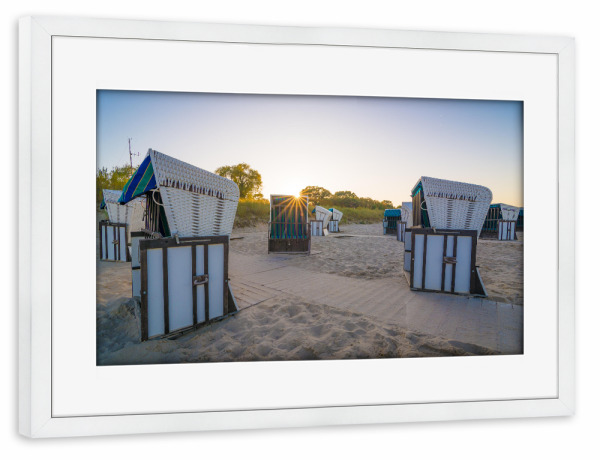 Poster mit Rahmen weiß "Strandkörbe im Sonnenuntergang" artboxONE - Natur