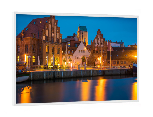 Poster mit weißem Rahmen "Blaue Stunde in Wismar" artboxONE - Städte,Architektur