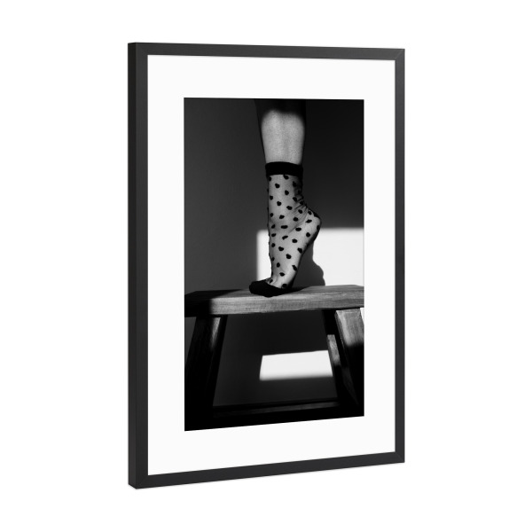 Poster mit Rahmen Schwarz (Metallic) "On tiptoe" artboxONE - Menschen,Schwarzweiß