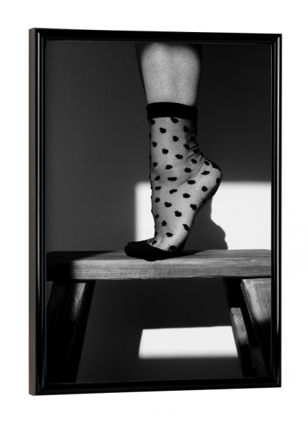 Poster mit schwarzem Rahmen "On tiptoe" artboxONE - Menschen,Schwarzweiß
