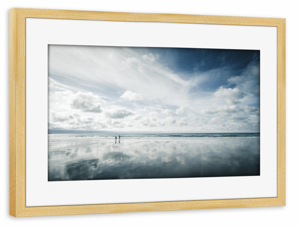 Poster mit Rahmen kiefer "Walking on the beach" artboxONE - Natur,Reise,Reise / Strand und Meer,Reise / Länder