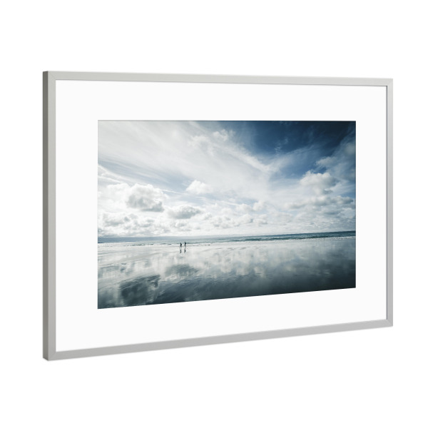 Poster mit Rahmen Silber "Walking on the beach" artboxONE - Natur,Reise,Reise / Strand und Meer,Reise / Länder