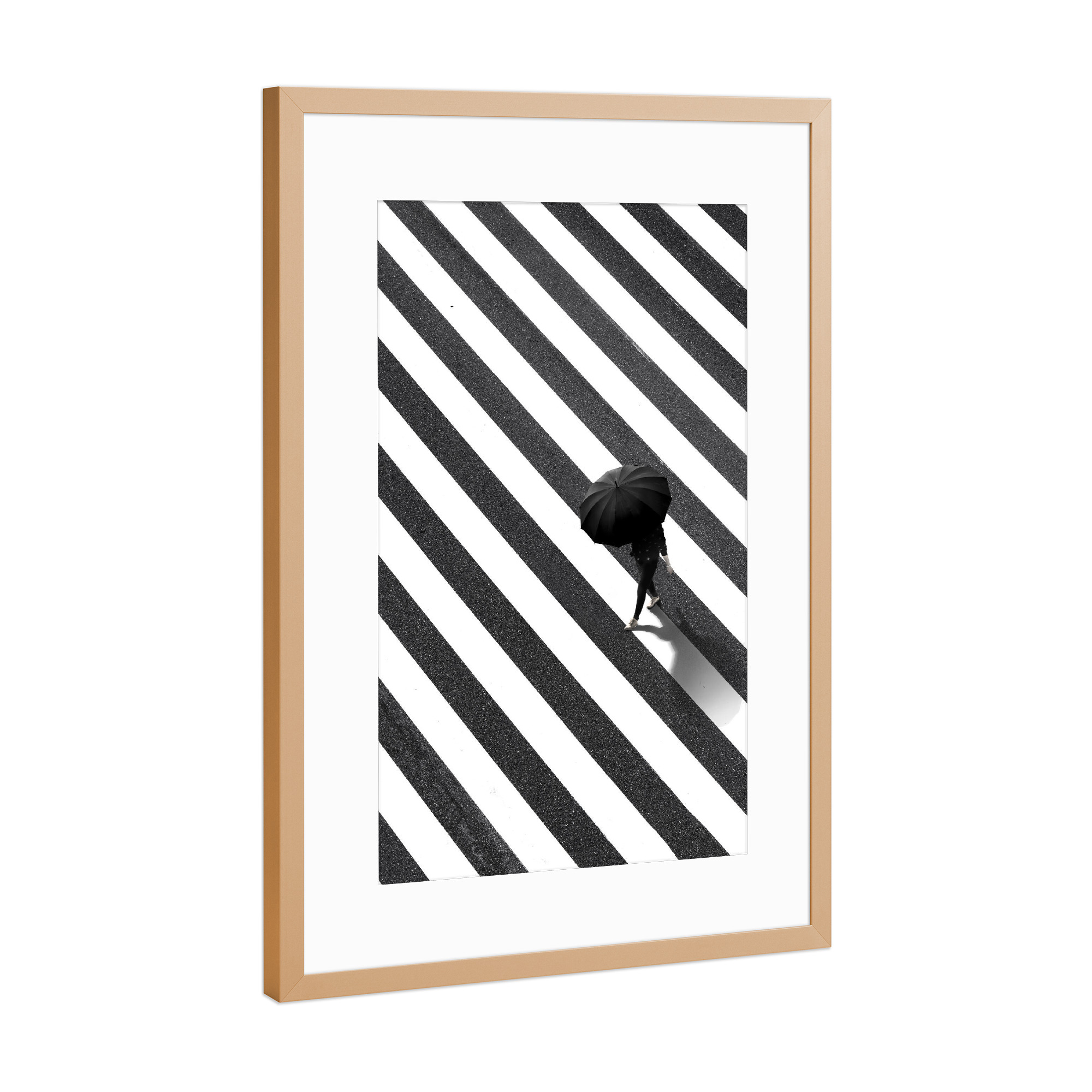 Poster mit Rahmen Kupfer "Crosswalk Umbrella" artboxONE - Menschen