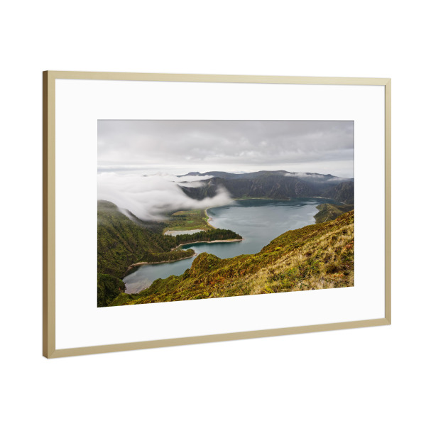 Poster mit Rahmen Gold "Vulkankrater mit Wolken" artboxONE - Natur,Reise,Reise / Länder